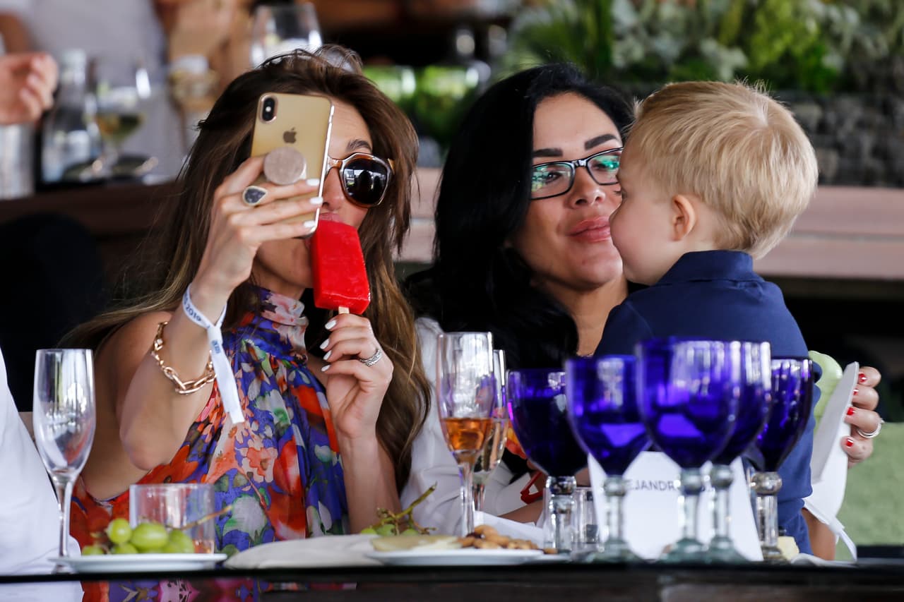 La exRBD registró en su teléfono cada detalle de la experiencia de su bebé. Y, por supuesto, ella también se incluyó en las fotos.