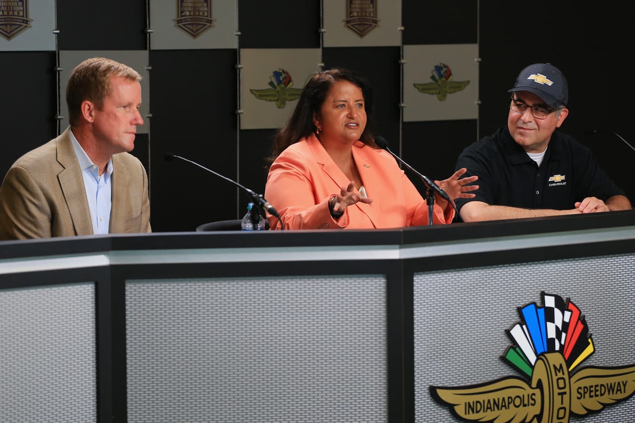 "Seamos honestos, al principio fue difícil", dijo Colón a 
<a href="https://www.nascar.com/en_us/news-media/articles/2016/3/24/alba-colon-GM-program-manager-nascar-chevrolet-mechanical-engineer-sprint-cup-series-holly-cain.html">nascar.com</a>. "Pero mis padres me dijeron: 'Nunca te rindas'. Inicialmente todo era desconocido, pero tienes que seguir adelante. Llegarás allí con respeto y el respeto es algo que se tiene que ganar".