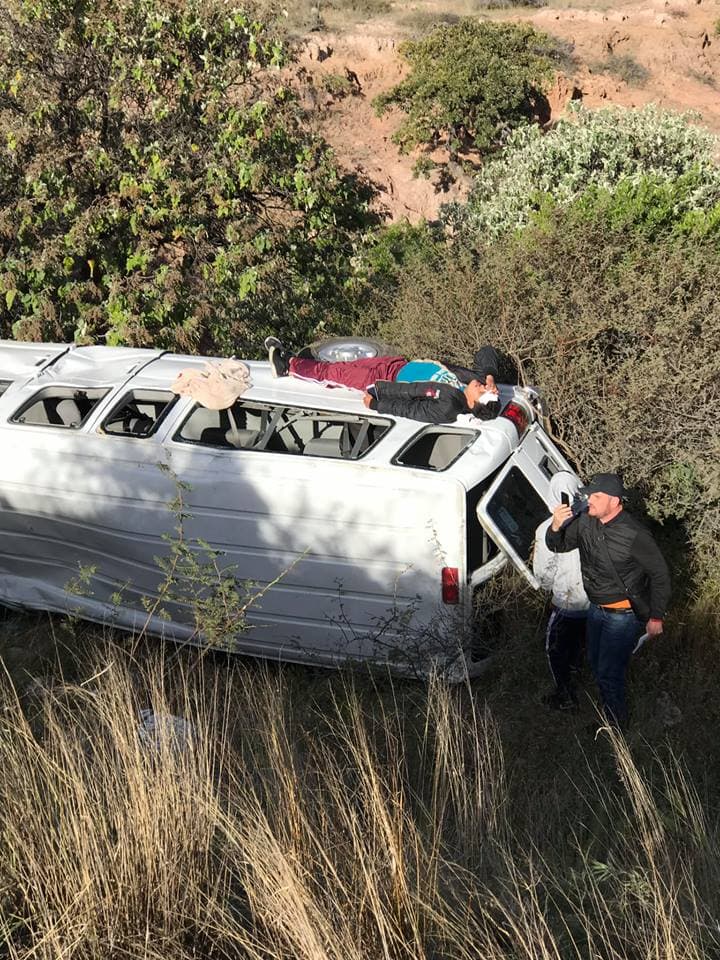 La camioneta, luego de dar varias vueltas con los músicos dentro, se detuvo gracias a un árbol que se encontraron en el camino.