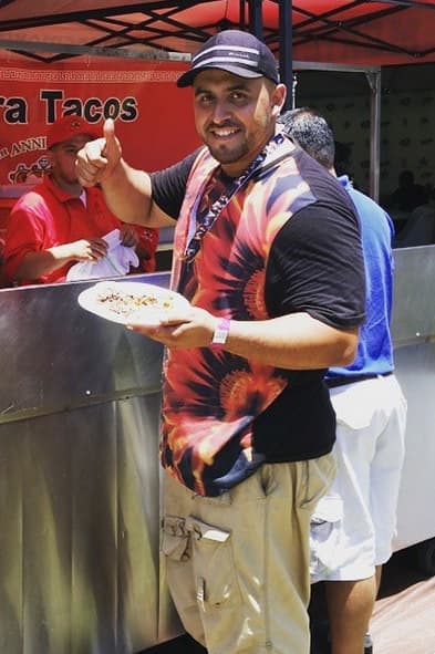 Juan Rivera, hermano de Jenni, le entró a los tacos. ¡Qué rico!
