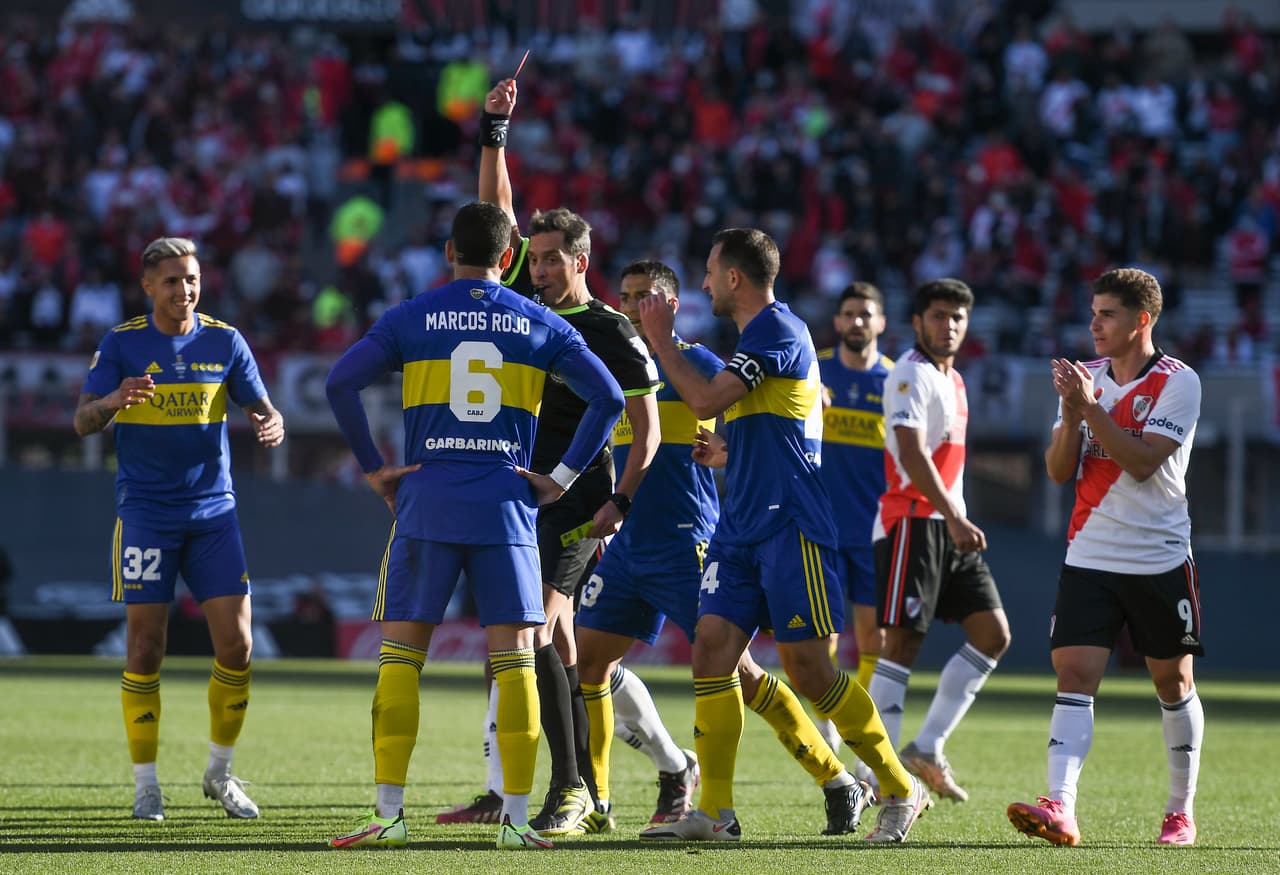 A los 16 minutos Marcos Rojo vio la tarjeta roja por dos amarillas en menos de tres minutos.