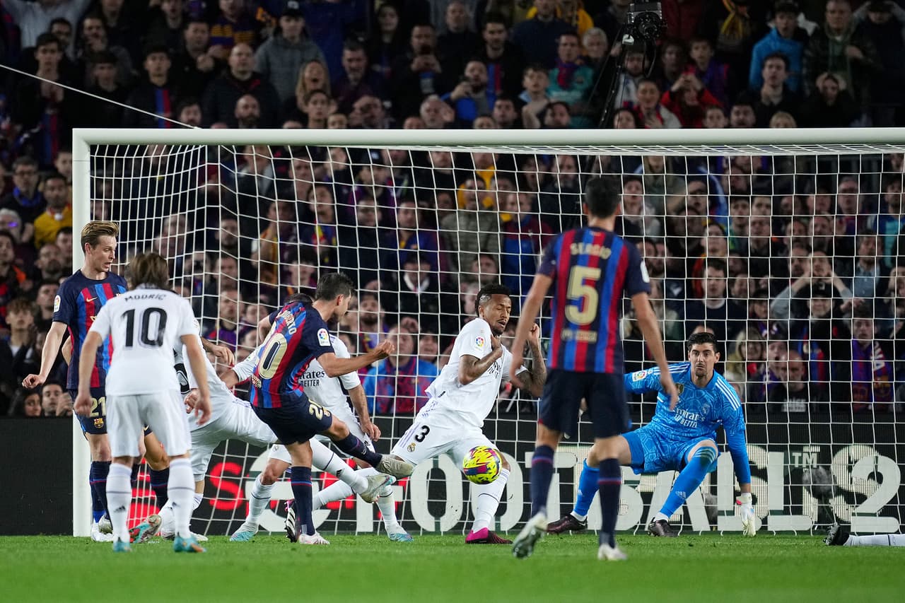 Barcelona se llevó un Clásico dramático y casi tiene LaLiga en la bolsa