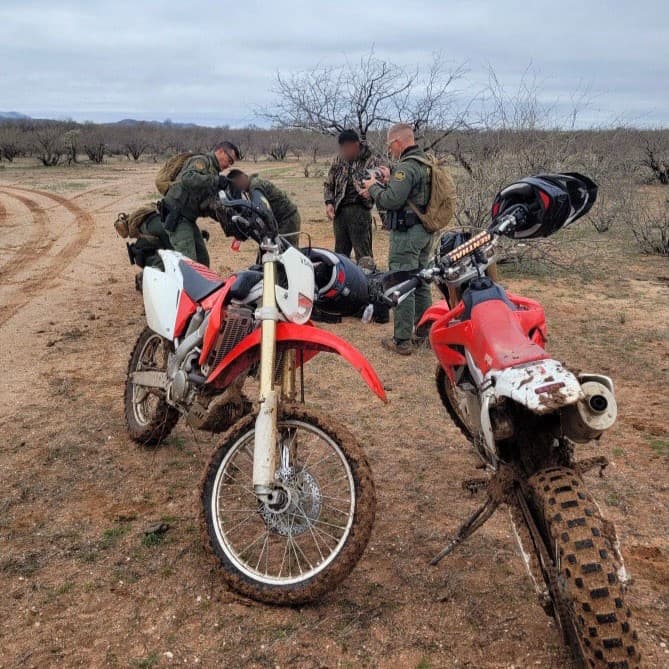 El jefe del sector Tucson, John Modlin, reportó que en solo 72 horas realizaron 2,950 detenciones, cinco incautaciones de estupefacientes, 16 migrantes tenían antecedentes delictivos, 17 incidentes relacionados con tráfico de personas y decomisaron $4,500 en efectivo.