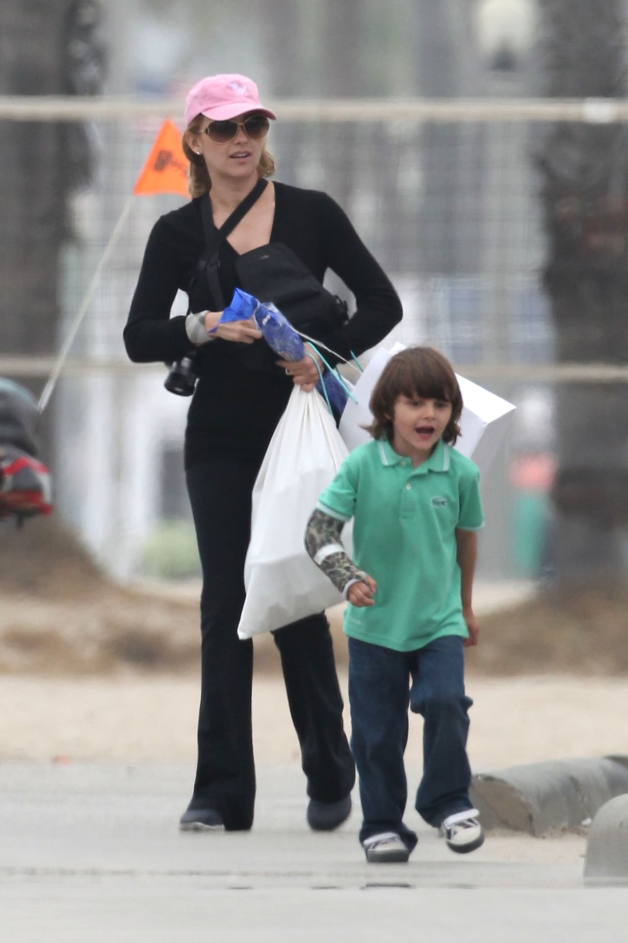 El niño nació el 1 de enero de 2007 producto de su relación con la actriz Aracely Arámbula (con él en la foto). Por aquella época, las circunstancias hacían pensar a algunos que la vida sentimental de Luis Miguel llegaría por fin a la estabilidad. 
<br>