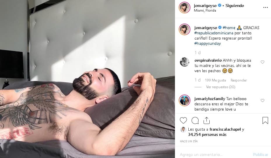 Horas antes, Goyso había publicado 
<b><a href="https://www.instagram.com/p/B5h9-LPha7t/" target="_blank">esta foto</a></b> mientras descansaba en su cama. En la conversación con su madre, hizo referencia a la imagen: "¡Esas compañías de teléfono son unas abusadoras! (
<b><a href="https://www.univision.com/entretenimiento/jomari-goyso-estuvo-a-punto-de-ser-papa-esa-y-otras-intimidades-revela-en-desnudo" target="_blank">se muere mi pobre madre</a></b> si ve la foto que puse hoy)".