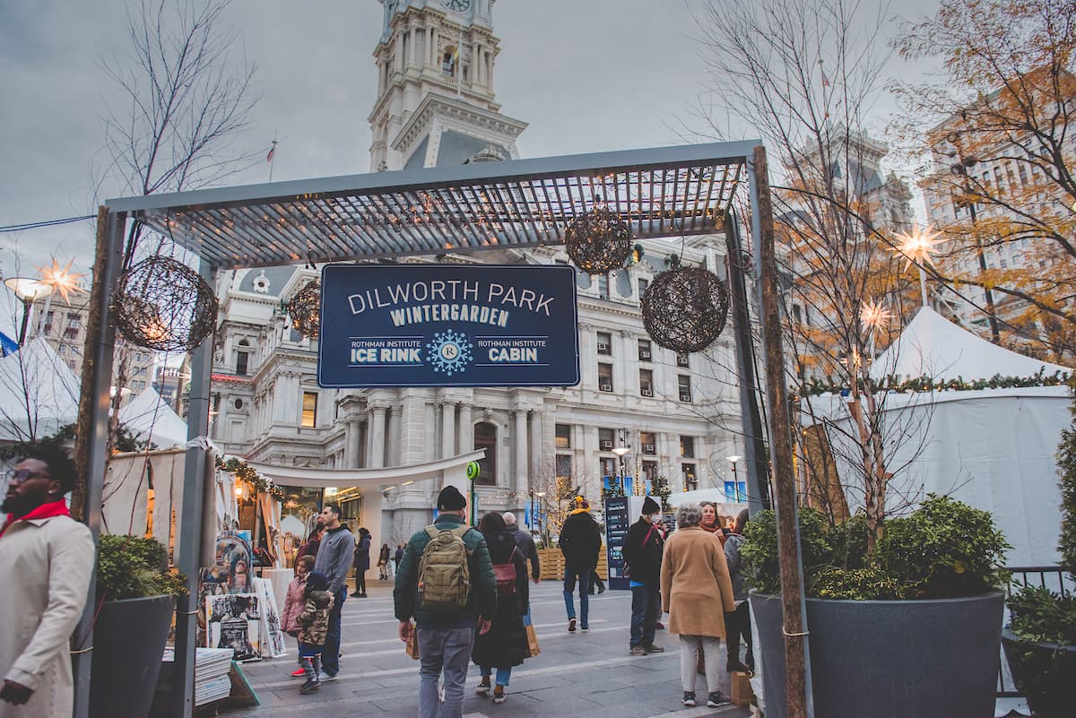 <b><a href="https://centercityphila.org/parks/dilworth-park/winter2022">Wintergarden at Dilworth Park (A partir del 1 de noviembre)</a></b>: El patio delantero del ayuntamiento se transforma en un paraíso al aire libre de luces y decoración rústica, perfecto para sesiones fotográficas de otoño e invierno.