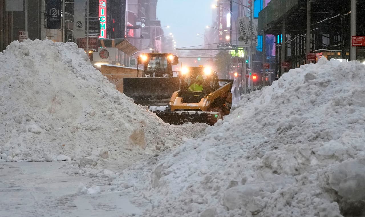 Montañas de nieve en las calles de Manhattan. Los carriles del puente Henry Hudson se cerraron después de una colisión de 19 autos en medio de la tormenta, según informó la policía de Nueva York, que instó a las personas a quedarse en casa.