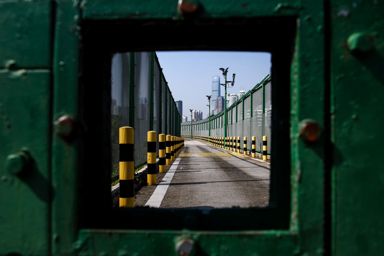 <b>Hong Kong - China: </b>El paso desde la región administrativa especial de Hong Kong (capitalista y con un alto grado de autonomía de China) hacia el resto de China (comunista) está limitado por una ‘Zona Fronteriza Cerrada’, establecida en 1951. La fotografía muestra la valla fronteriza entre Hong Kong y Shenzhen, China, el 13 de febrero de 2017. .