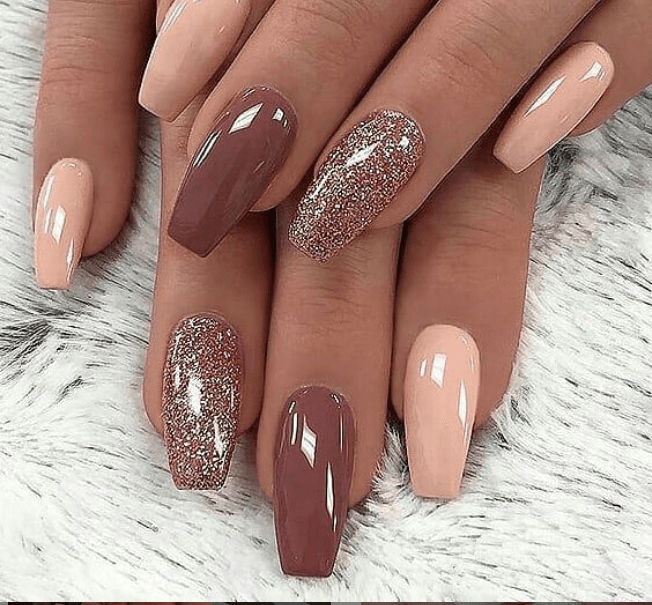 ¿Qué te parece esta combinación en café? Sin duda es una de las más clásicas, pero tú sabes que esos nunca pasan de moda, así que prueba jugando con más tonos en tus manos.