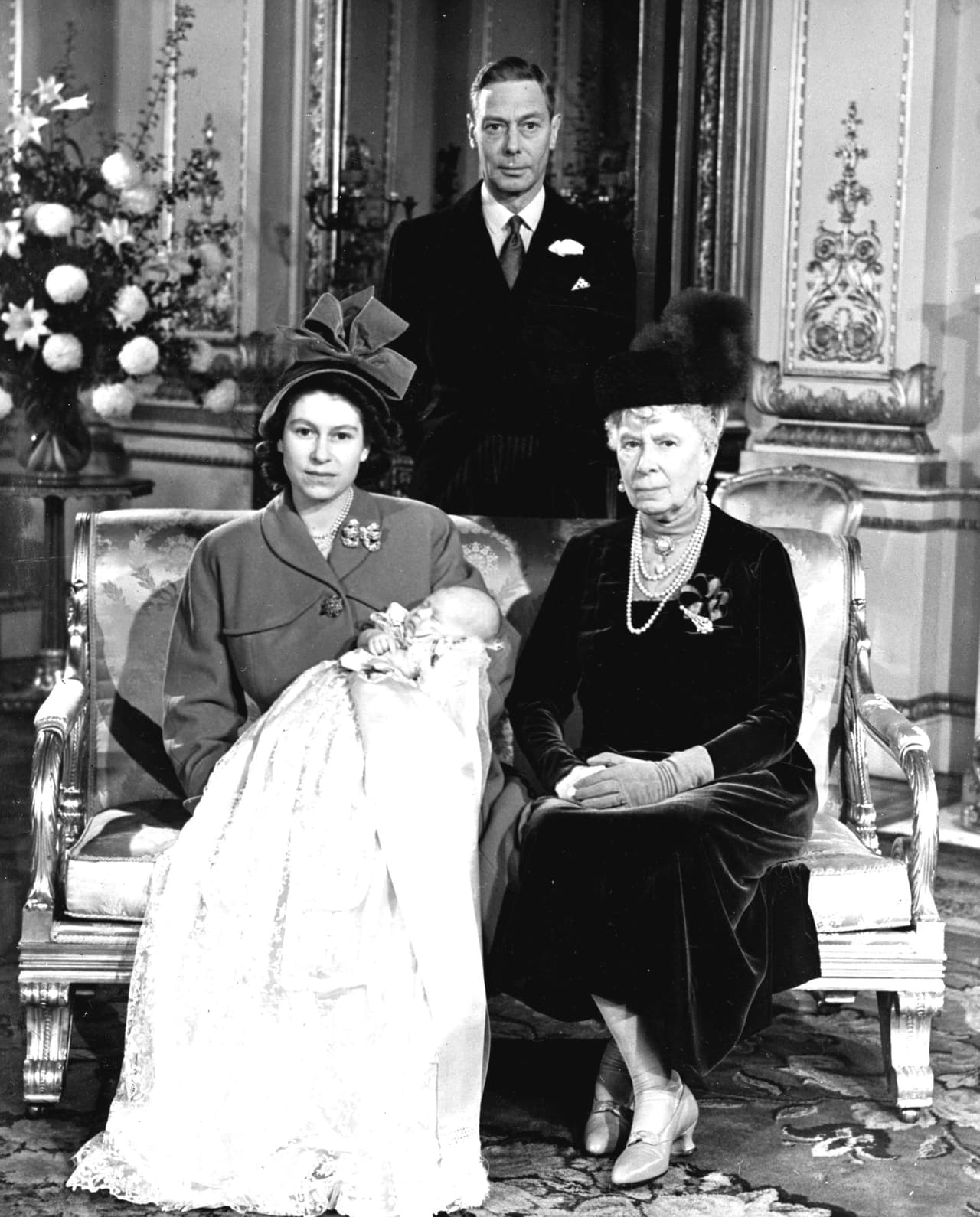 <b>15 diciembre 1948</b>
<br>Con 22 años, la reina Isabel II (entonces princesa) presentó a su hijo Carlos en el palacio de Buckingham el día de su bautizo. A su lado está el rey Jorge VI y su madre la reina María.