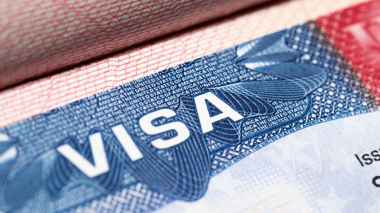 <h2 class="cms-H2-H2"><b>¿Qué consideran los consulados como un abuso de la visa de turismo?</b></h2>
<br>-En un caso hipotético se considera como un abuso el 
<b>tener 7 meses de embarazo en la entrevista de la visa</b>, pero no notificar el embarazo y tener el bebé en Estados Unidos, dice González.
<br>-
<b>Quedarse más tiempo que lo permitido con la visa</b> de turismo para tener al bebé.
<br>-Los accidentes, como un bebé que nazca antes de tiempo, podrían no considerarse dentro de estos casos.