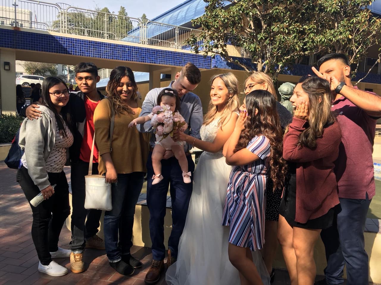 Familiares y amigos particparon de la ceremonia, quienes compartieron la felicidad de la joven pareja. Y también su hija de 11 meses.