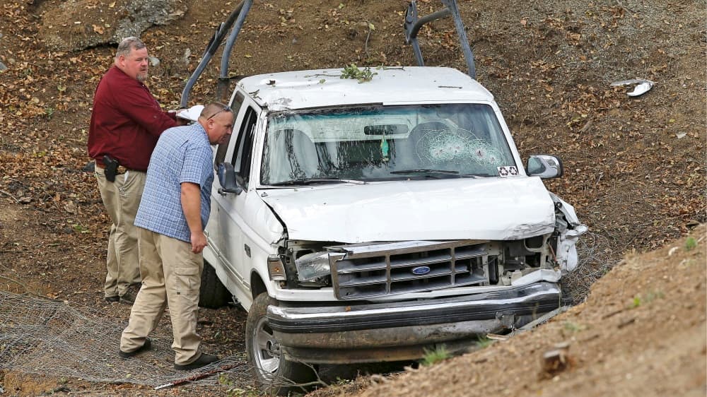Investigadores revisan un pick up involucrado en el tiroteo de Rancho Tehama.