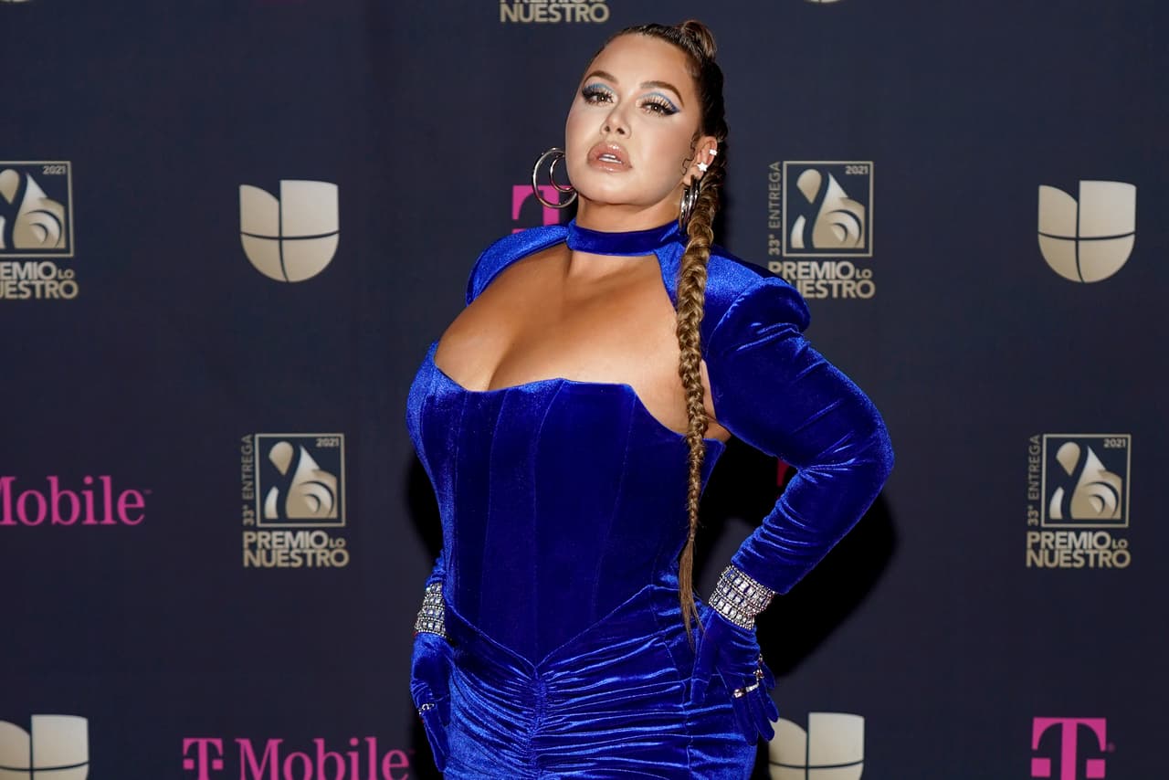 Chiquis Rivera eligió un vestido azul de terciopelo con hombreras y guantes.