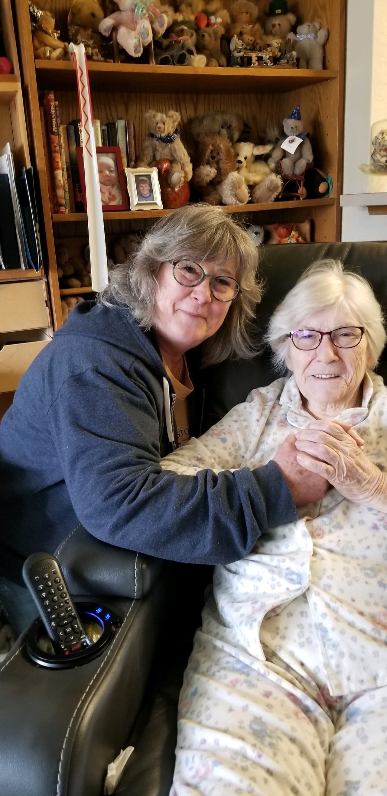 <b>Geneva, en su casa. Ella tuvo cinco hijos, y tiene 11 nietos, 12 bisnietos y 3 tataranietos. </b>Cuando comenzó la crisis del coronavirus en la Costa Oeste, la familia confirmó sus peores temores: el test a Geneva dio positivo el 6 de marzo. Geneva, aislada en el centro de salud de Harborview, entonces le dijo a su hija Cami: "Voy a luchar por esto por mi familia y hacer que todos estén orgullosos".
<br>
<bsp-quote data-state="{"cms.site.owner":{"_ref":"00000147-f3a5-d4ea-a95f-fbb7f52b0000","_type":"ae3387cc-b875-31b7-b82d-63fd8d758c20"},"cms.content.publishDate":1585413550649,"cms.content.publishUser":{"_ref":"00000153-1f84-d851-a1fb-df872d7c0000","_type":"6aa69ae1-35be-30dc-87e9-410da9e1cdcc"},"cms.content.updateDate":1585413550649,"cms.content.updateUser":{"_ref":"00000153-1f84-d851-a1fb-df872d7c0000","_type":"6aa69ae1-35be-30dc-87e9-410da9e1cdcc"},"quoteType":"PULLQUOTE","quote":"Kate Neidigh contó a Univision Noticias: \"¡Geneva está en casa! Feliz y bien y disfrutando el tiempo con la familia\".","_id":"00000171-2202-d490-a9f5-a7cadeee0000","_type":"c9242dcb-f580-3542-9f0d-c199afa594b1"}">
 Kate Neidigh contó a Univision Noticias: "¡Geneva está en casa! Feliz y bien y disfrutando el tiempo con la familia".
</bsp-quote>