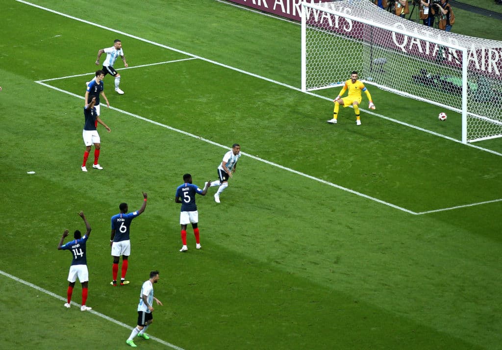 Sin embargo, tras un tiro de Messi en el área, el balón golpeó a Gabriel Mercado y, en apenas tres minutos del segundo tiempo, Argentina se puso 2-1 arriba.