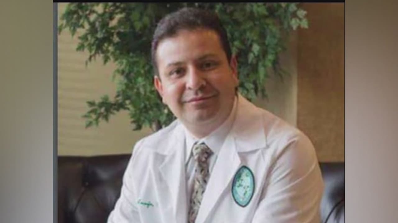 El doctor Carlos Araujo, un neumólogo que tenía dos hijos y quien falleció el lunes 30 de noviembre, luego de contagiarse con el virus. De acuerdo con Eduardo Chang, amigo de la víctima, Araujo “siempre puso el bien del paciente y su familia antes que él”.