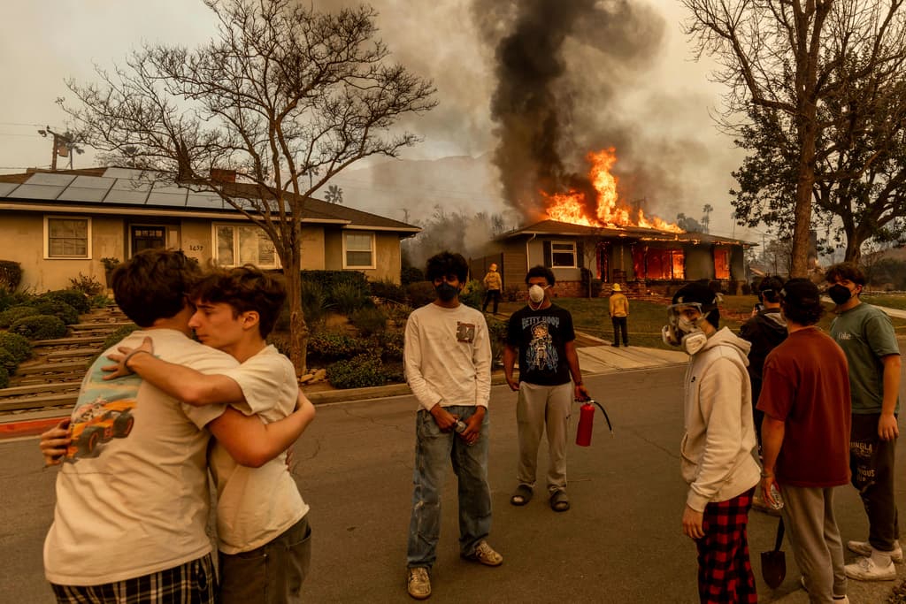Imagen de vecinos de Altadena, California. (AP Photo/Ethan Swope)