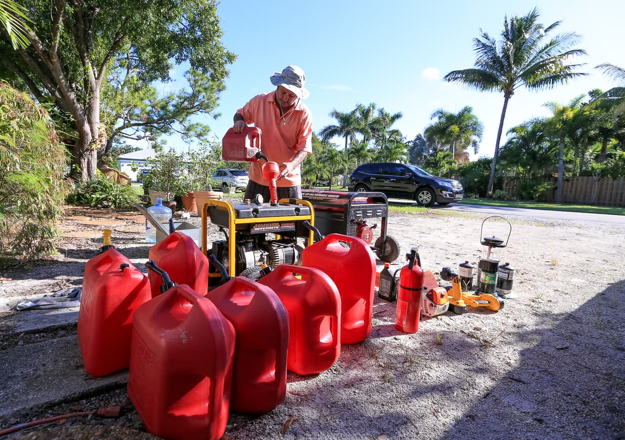 James Balboni, residente Fort Lauderdale, Florida, se prepara para los posibles cortes de energía que podría ocasionar el paso de Matthew.
<br>