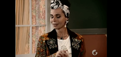 En Halloween puedes convertirte en quien tu quieras, si te gustan los lujos y quieres exagerar en tu estilo, puedes disfrazarte de Magda de Vecinos, sólo no olvides llevar tu mascada en la cabeza.