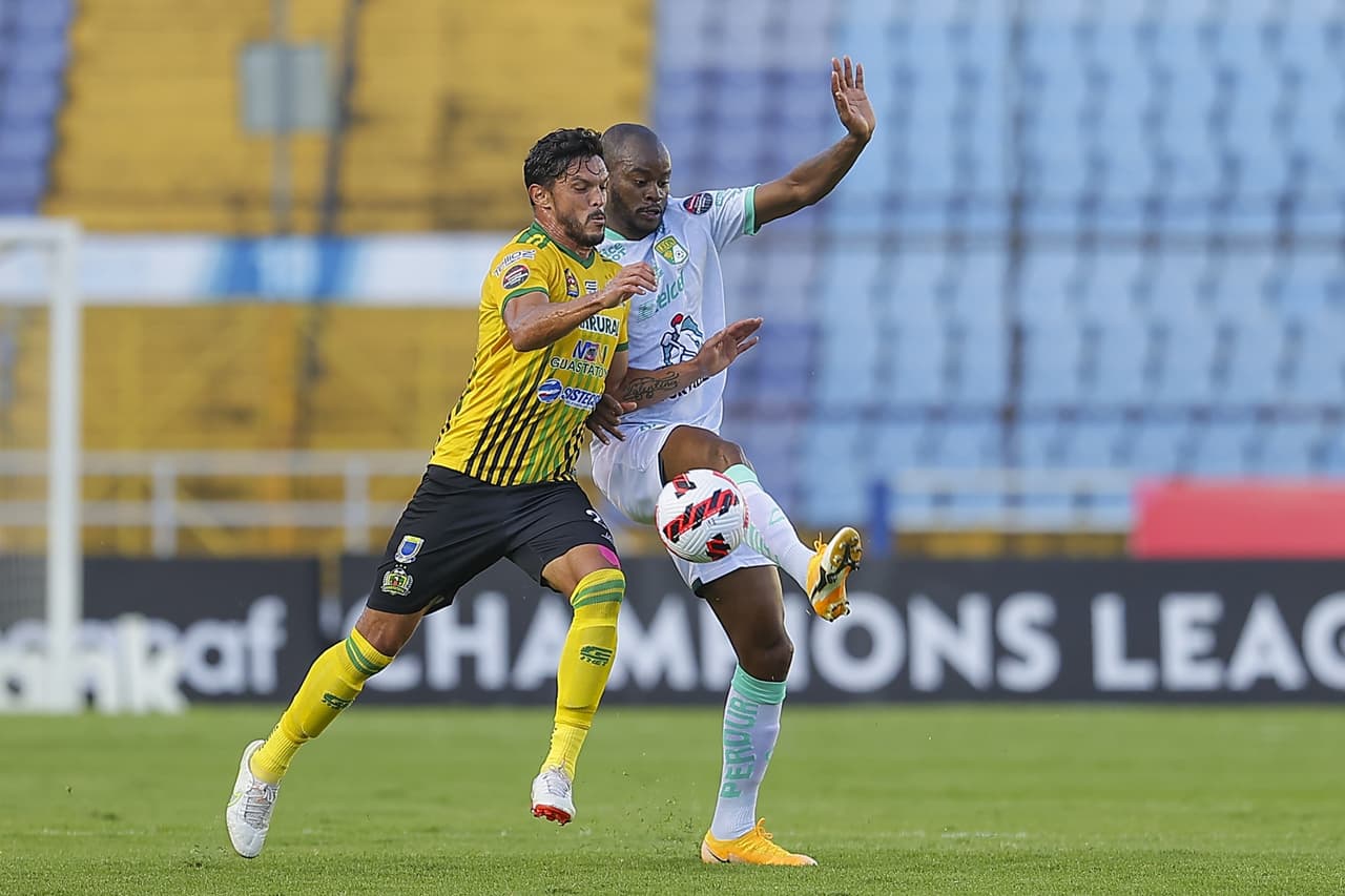 Con goles de Omar y Elías Hernández, León pega primero y se impone 0-2 al Deportivo Guastatoya.