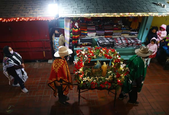 La procesión en la Placita Olvera se realizó con pocos participantes y asistentes. Evitando los tumultos de las masivas asistencias al pueblito que por más de 90 años ha representado la cultura mexicana en la ciudad del sur de California.