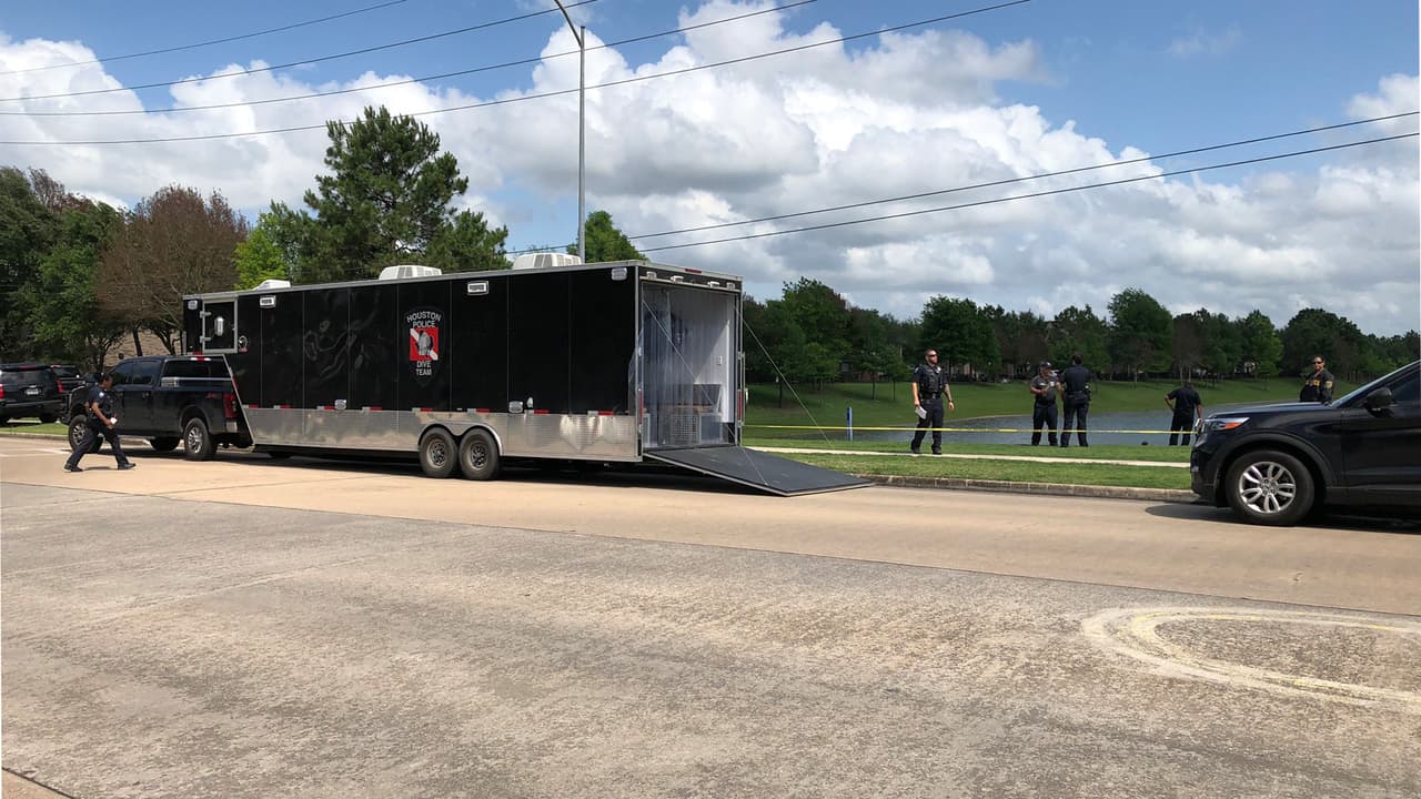 Hallan a una persona muerta dentro de un vehículo sumergido en estanque de Pearland