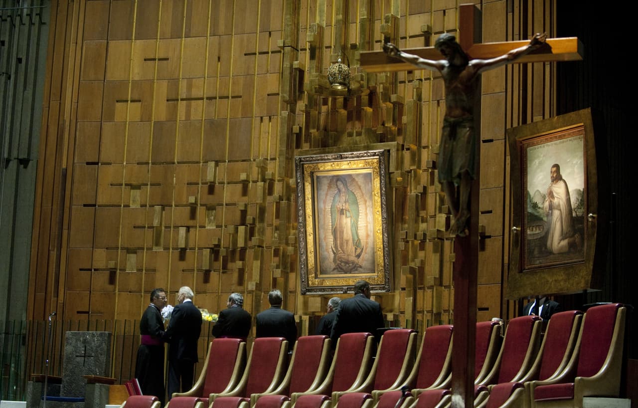 La historia cuenta que en diciembre de 1531, la Virgen se le apareció varias veces a un indio llamado Juan Diego en el Monte Tepeyac de la Ciudad de México. Le pidió que le construyeran allí mismo un templo y que debía informarle al Obispo, que era Fray Juan de Zumárraga. Él escuchó a Juan Diego, pero le pidió una prueba para asegurarse que la Virgen le pedía aquella labor.