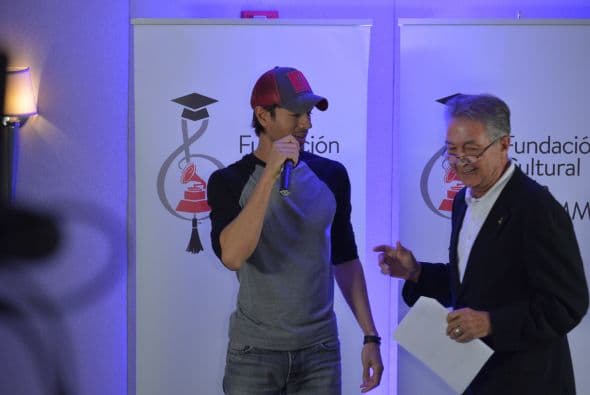 "¡Felicidades a @misdeditos por ganar la beca #EnriqueIglesiasScholarship! #LatinGRAMMYCulturalFoundation", dijo Enrique a través de su cuenta de Twitter.