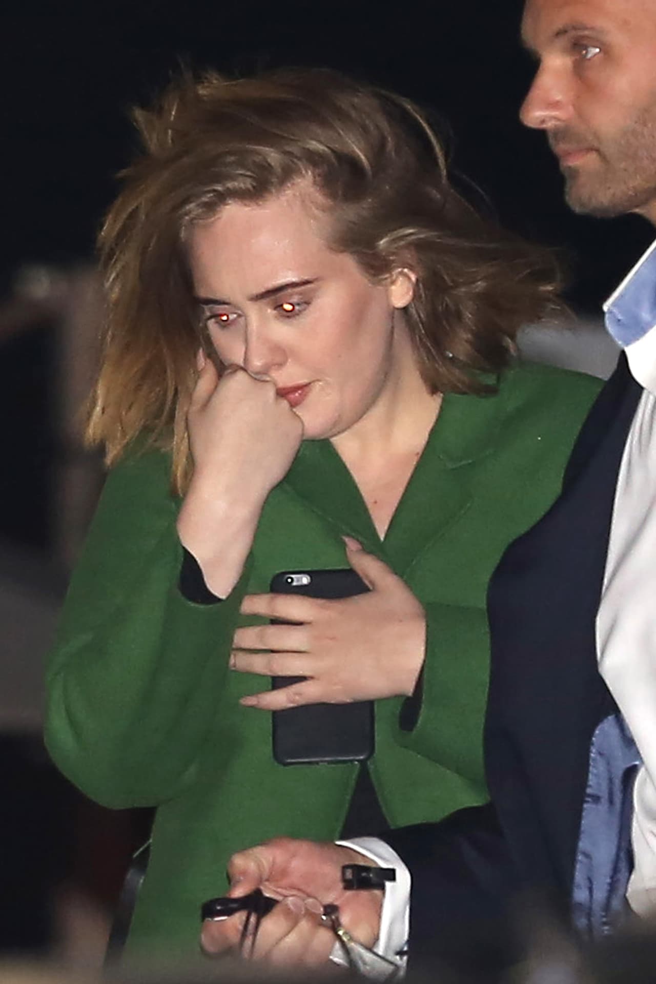 La cantante llevaba un look desenfadado y parecía muy pensativa.