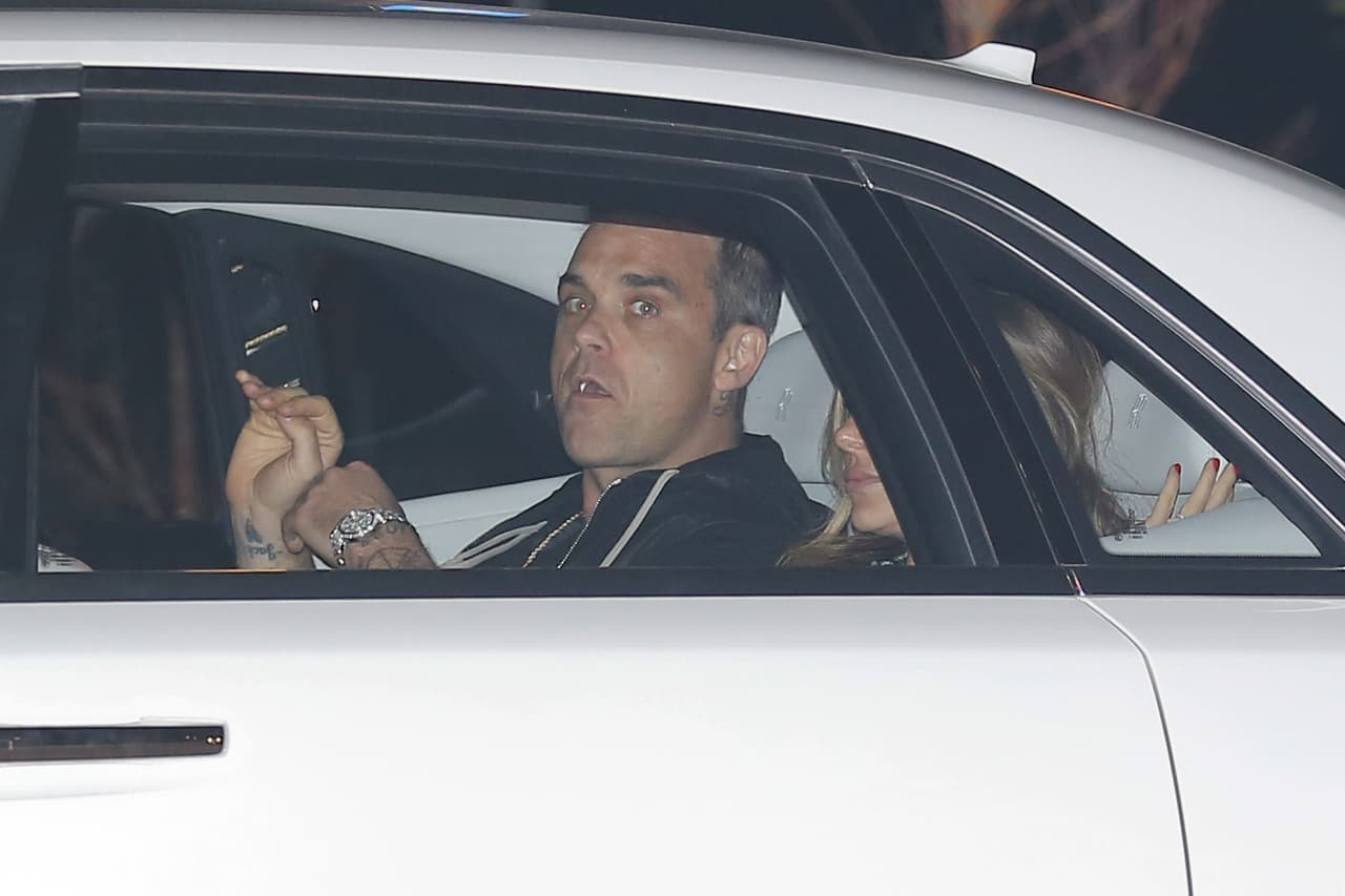 Sí, a esta aventura, junto con el sexy guardaespaldas, también se unió Robbie Williams.