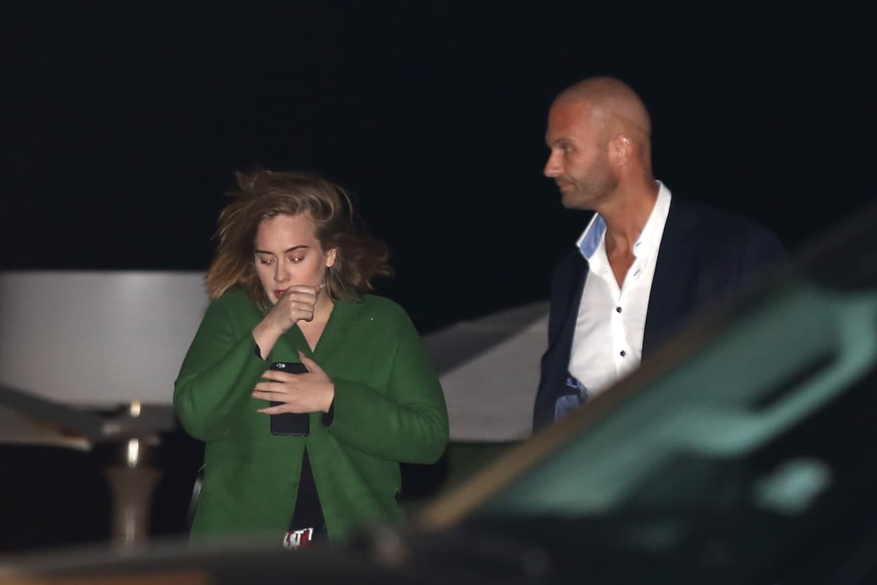 Adele fue captada hace semanas al salir de una cena, pero algo pasaba con ella, no quitaba sus manos del rostro.