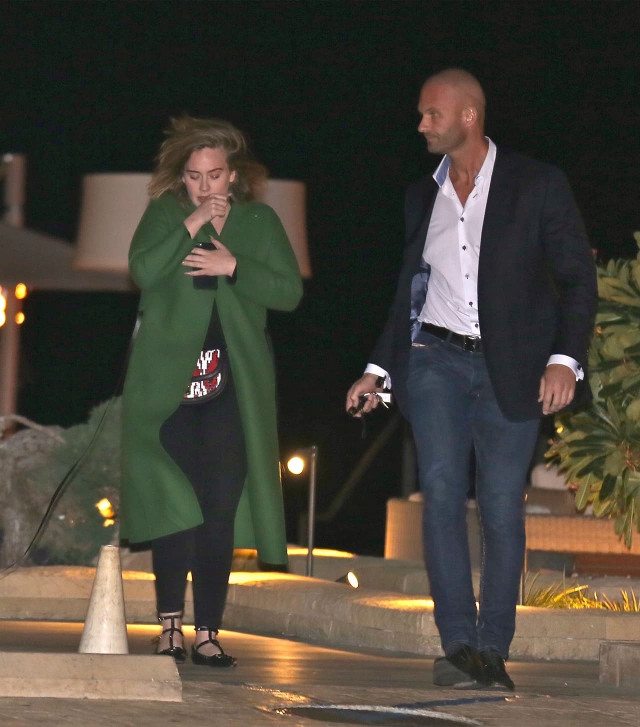 No olvidemos a su sexy guardaespaldas con quien se le ha visto por todas partes.