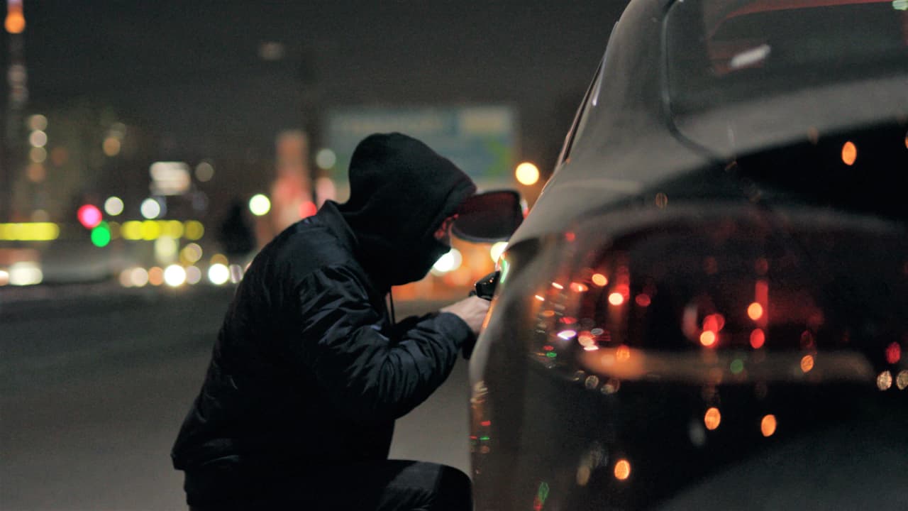 Las razones en el aumento de esta actividad criminal puede que estén ligadas a las dificultades económicas que algunos viven en el país debido a la pandemia o bien al incremento en el número de autos estacionados en casa, ocasionalmente, desenllavados.