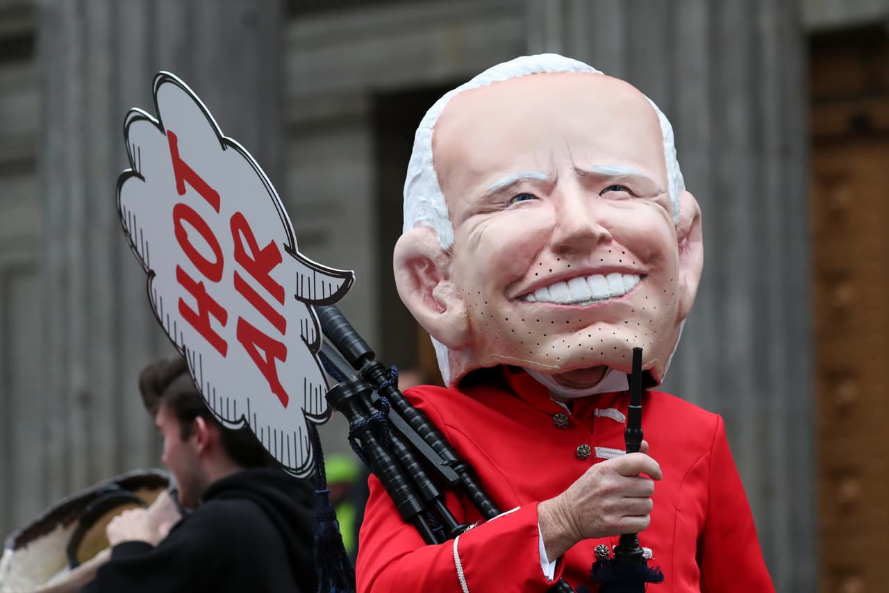 La máscara que representa a Joe Biden en la protesta. “Lo que pedimos son acciones concretas”, expresó uno de los líderes de la organización climática Oxfam, responsables de la puesta en escena de los enmascarados con los rostros de los presidentes.