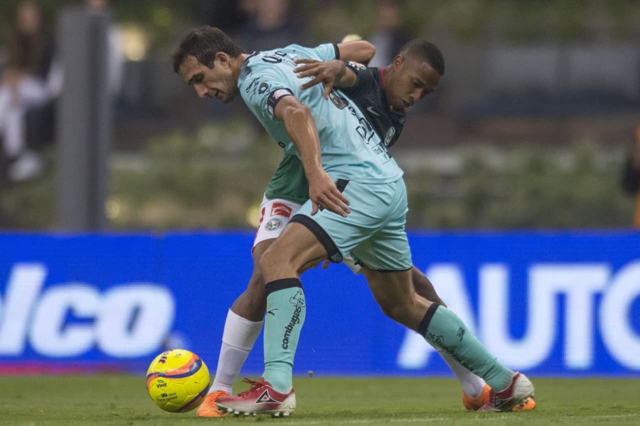 Carlos Izquierdoz no solo tuvo trabajo en defensa, pues también protagonizó dos llegadas de peligro en favor de Santos.