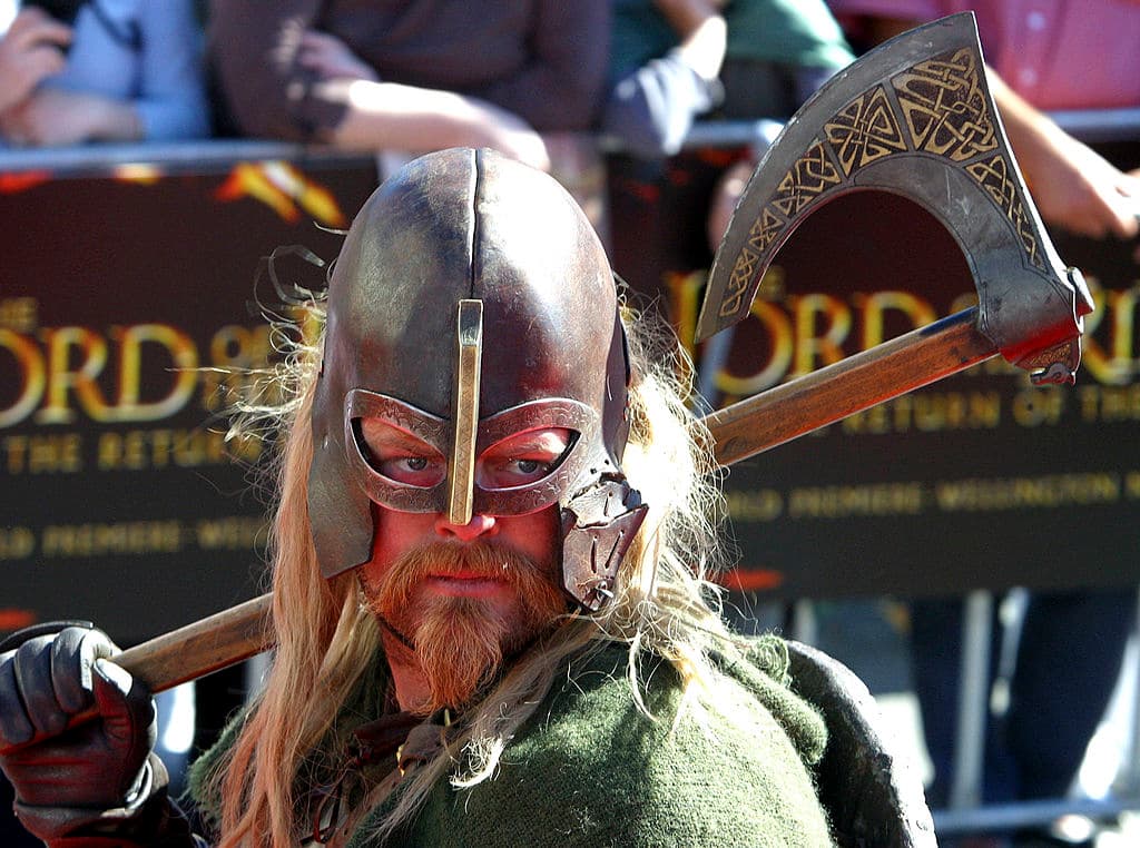 Tolkien escribió las 1200 páginas de El señor de los anillos con dos dedos.