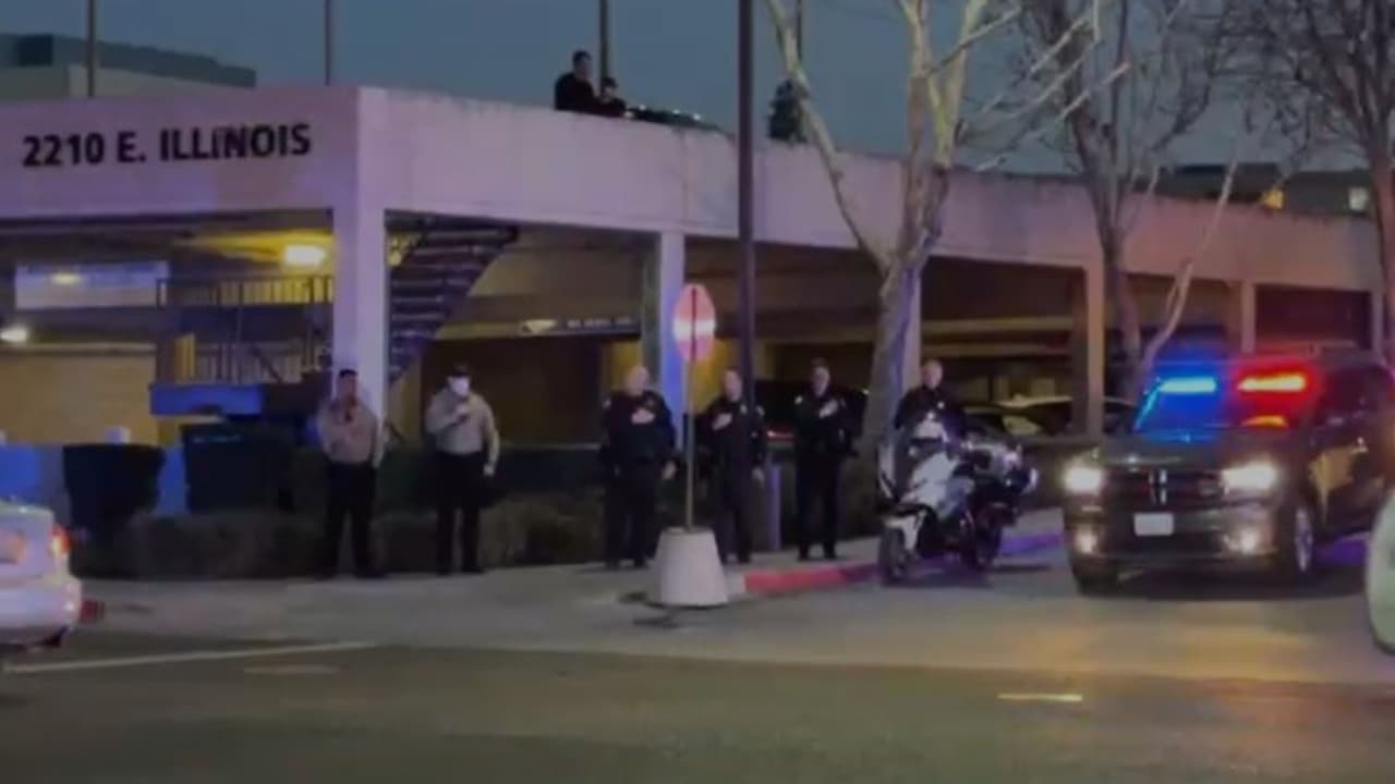 Numerosos uniformados a pie también acompañaron respetuosamente el traslado del cuerpo de su compañero.