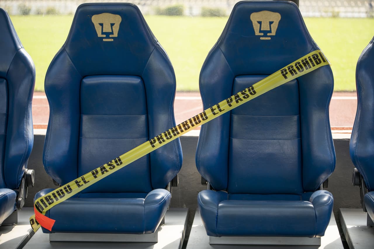 Las bancas en el terreno de juego fueron parcialmente clausuradas con la intensión de cumplir con la sana distancia social.