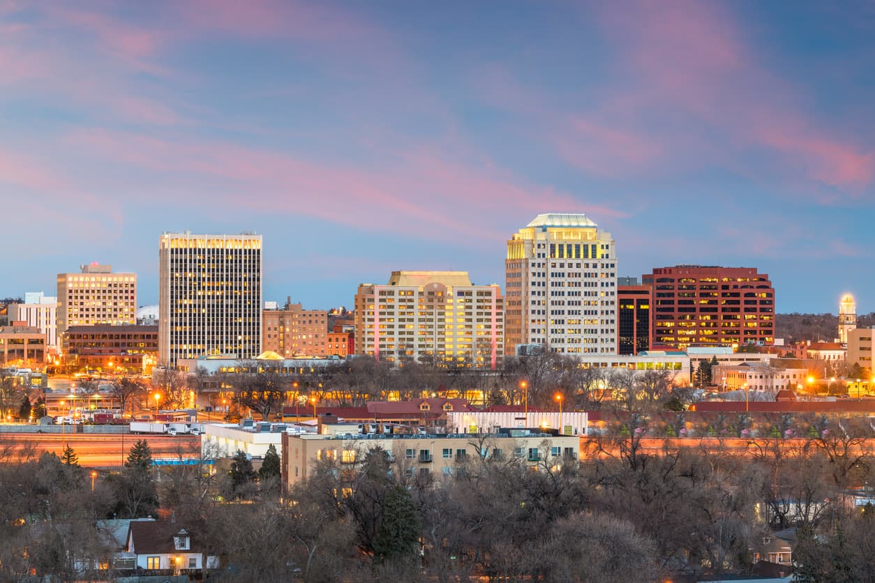 <b>En Colorado Springs, Colorado</b>
<br>
<br>🔘 El ingreso medio en esta ciudad es de $67,719 al año.
<br>🔘 El ingreso que se recomienda tener para poseer una casa es de $92,352.67
<br>🔘 El ingreso que se recomienda tener si vas a alquilar una vivienda es de $72,480.67