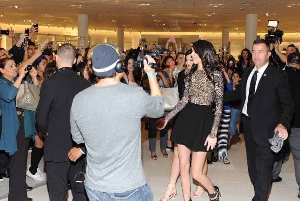 Kendall y Kylie Jenner literalmente le salieron al paso a sus famosas hermanas y ahora ellas imponen la moda con su propia línea de calzados y carteras. El lanzamiento de sus productos se hizo por todo lo alto y con el alboroto que siempre rodea a los miembros de la familia. Te traemos las fotos de la bellas, jóvenes, y millonarias nuevas divas de Los Ángeles.