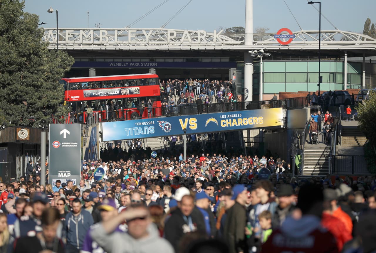 Los detalles de color inundaron a Londres en el partido de Tennessee Titans y Los Angeles Chargers disputado en Wembley, que recibió la fiesta del fútbol americano de la NFL.