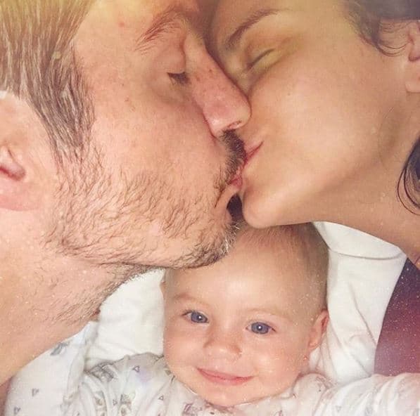 Con esta tierna imagen celebraron 7 meses del nacimiento de la pequeña.