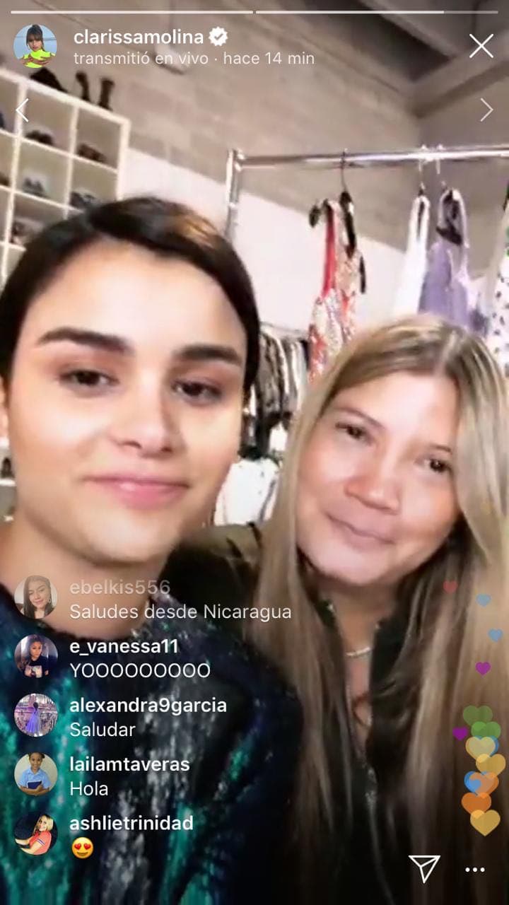 "Debe ser algo corto para que muestres tus hermosas piernas y en color blanco o neón", opinó Álvaro. A lo que Clarissa contestó: "Voy a mostrar lo que tengo, Álvaro".