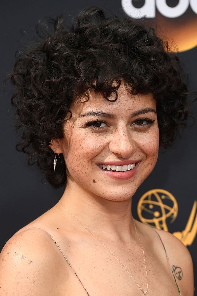 Si tienes pecas no trates de ocultarlas. Sigue el ejemplo de 
<a href="http://www.imdb.com/name/nm0790057/?ref_=fn_al_nm_1">Alia Shawkat</a> y presúmelas con orgullo. 
<br>