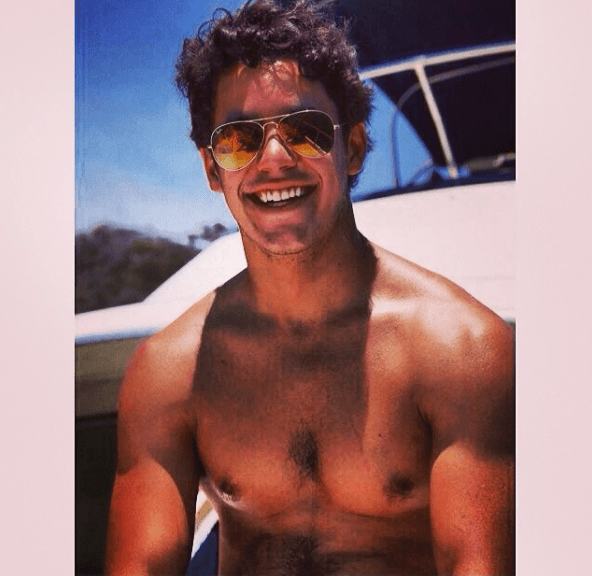 El hijo de la pareja que hoy cumple años le encanta tomar el sol y ama la naturaleza.