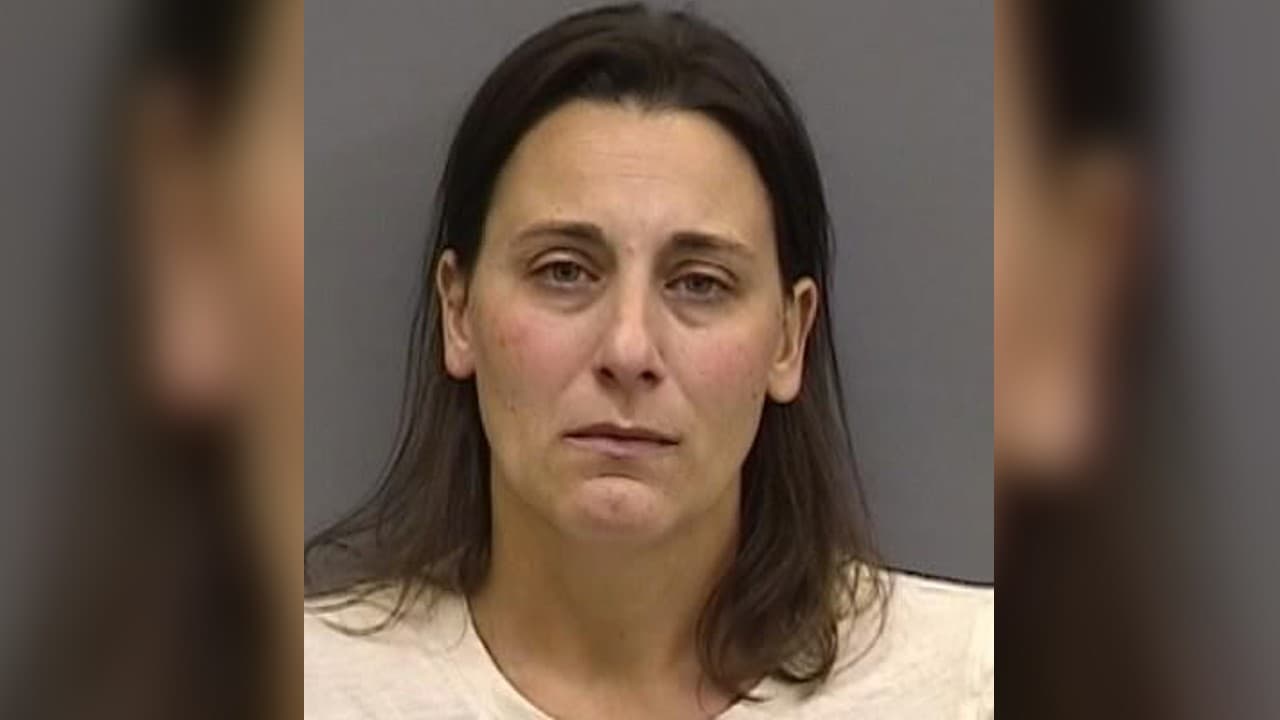 Arrestan a maestra acusada de tener relaciones sexuales con un estudiante