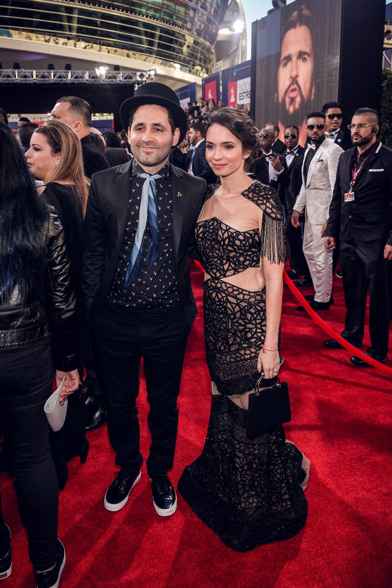 Eduardo Cabra posó con su pareja.