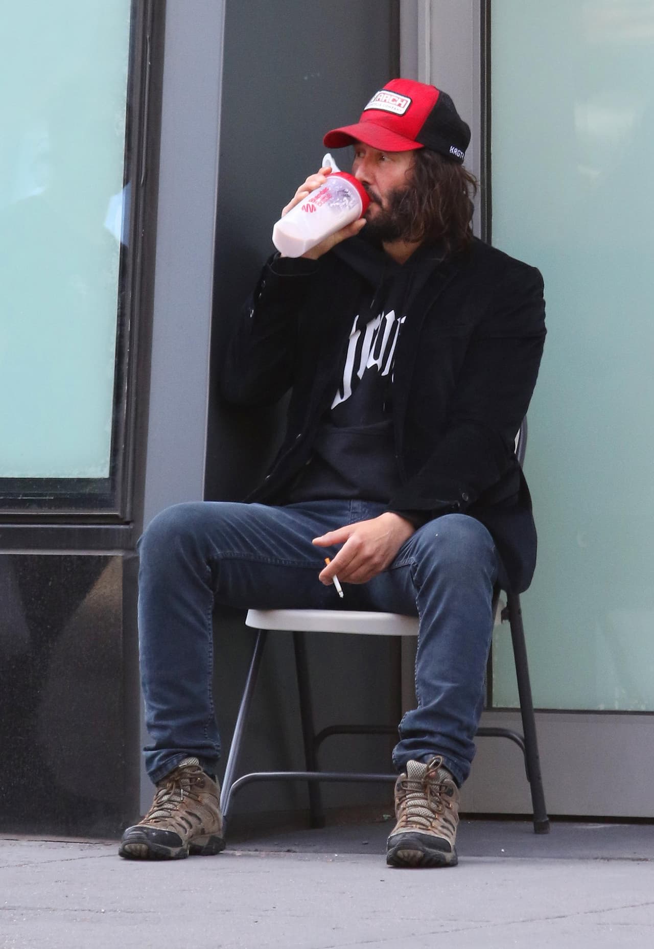 Esa sencillez la ha demostrado al viajar en Metro o disfrutar sencillamente de un sandwich sentado en la parada de un autobús, también ha declarado que ha donado gran parte del dinero que tiene y en sus palabras señaló: