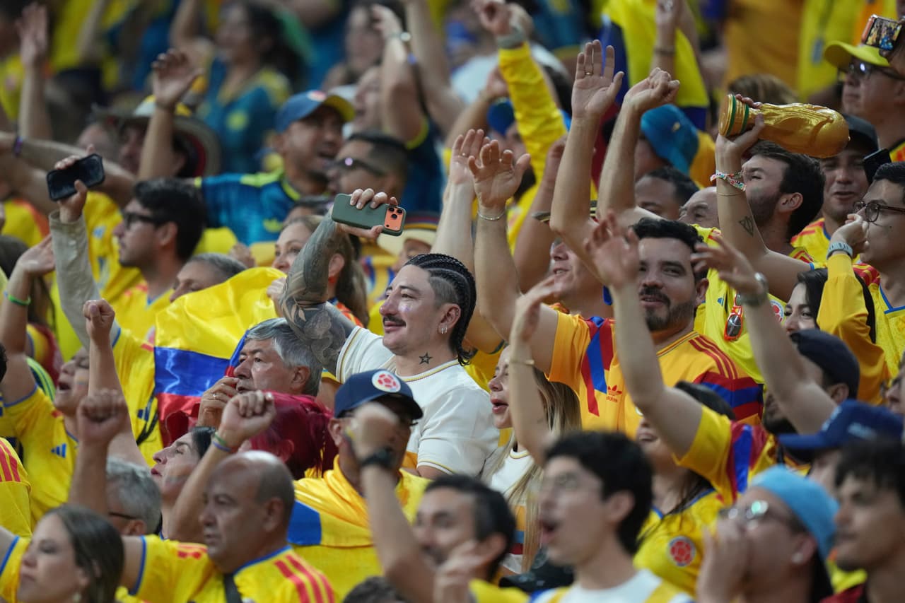 Aficionados colombianos vitorean durante el partido de fútbol del Grupo K de la Copa Mundial entre Uzbekistán y Colombia en la Ciudad de México, el miércoles 17 de junio de 2026.